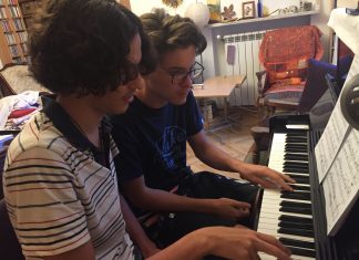 Copiii care invata sa cante la un instrument se concentreaza mai usor