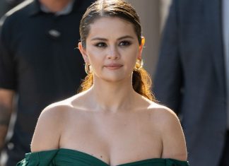 Selena Gomez uimeste intr-o rochie midi romantica cu umerii goi