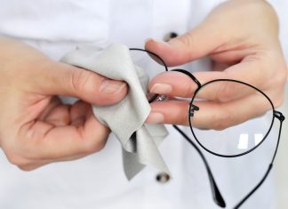 Porți ochelari de vedere? Iată 10 sfaturi pentru o îngrijire corectă
